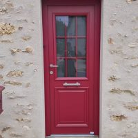 Porte d'entrée rouge avec vitre et poignées grises