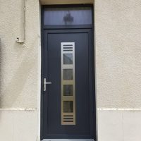 Porte noir avec cadre doré pour les vitres